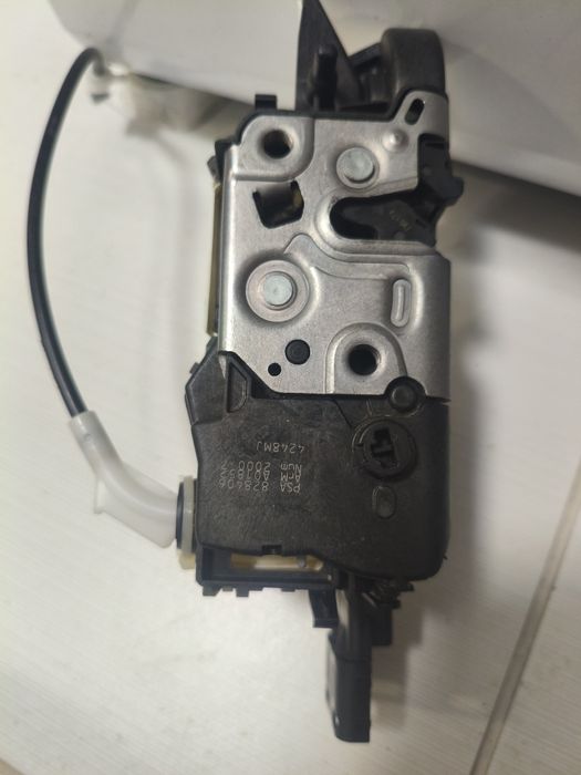 Лівий дверний замок до Пежо Партнер (кузов В9))