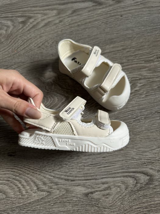 Босоніжки дитячі білі