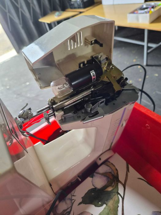 Máquina de Costura Elétrica + Acessórios (Linhas, Bobines, etc.)