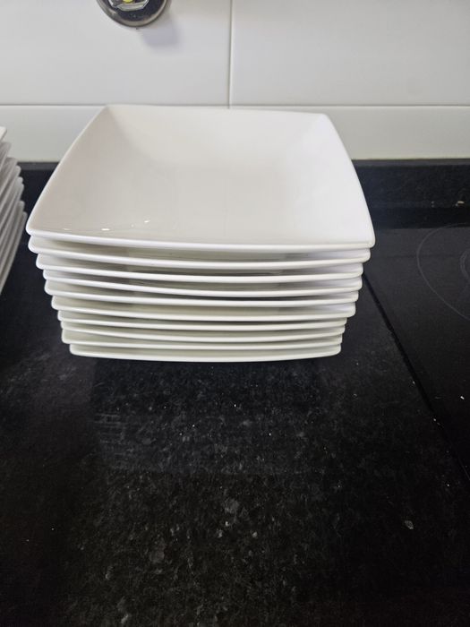 Conjunto de pratos de jantar, sobremesa e sopa