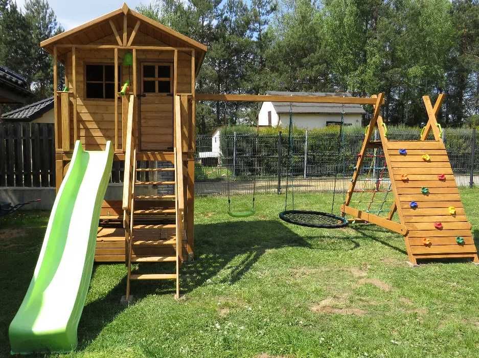 Domek na podwyższeniu Drewniany plac zabaw Huśtawka Ściana wspinaczkow