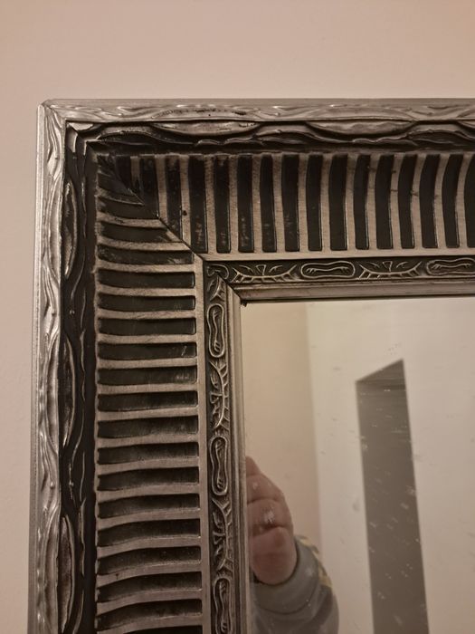 Lustro w ozdobnej ramie