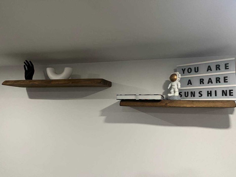 Prateleiras de Parede em Madeira com Decoração