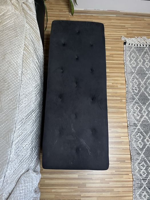 Czarna ławka z przechowywaniem