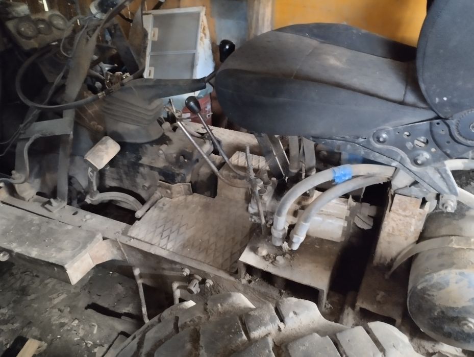 Трактор 4×4 з навантажувачем лісу