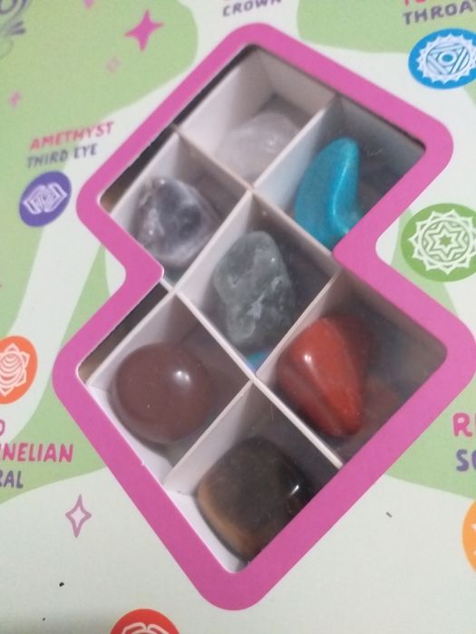 Коллекция кристаллов, предположительно для литотерапии или медитации.