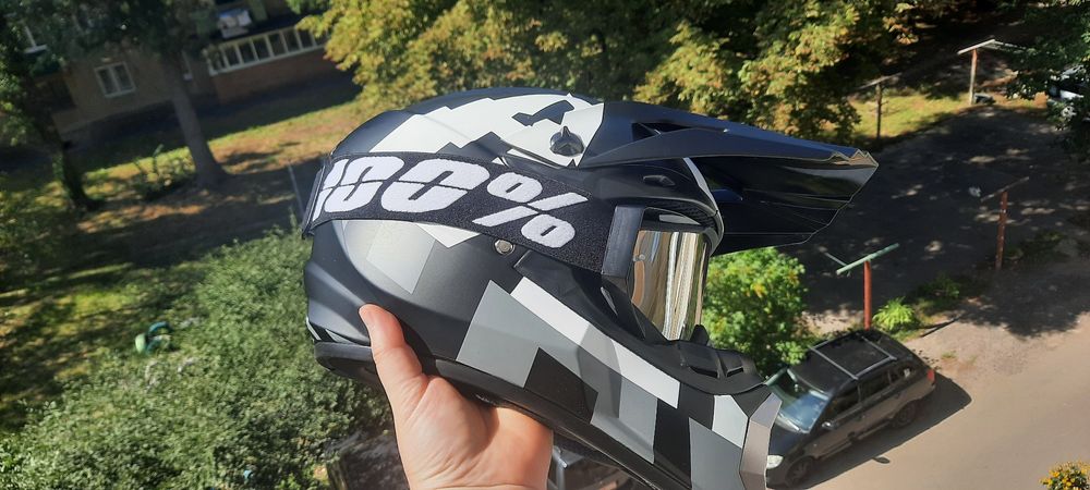 Шолом з окулярами