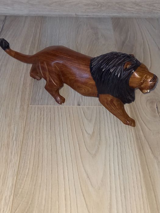 Figurka lwa z drewna egzotycznego