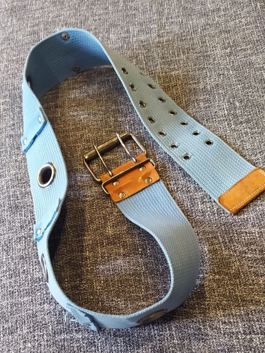 Niebieski pasek z klamrą