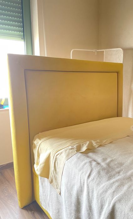 Cama de solteiro amarela com arrumação + colchão