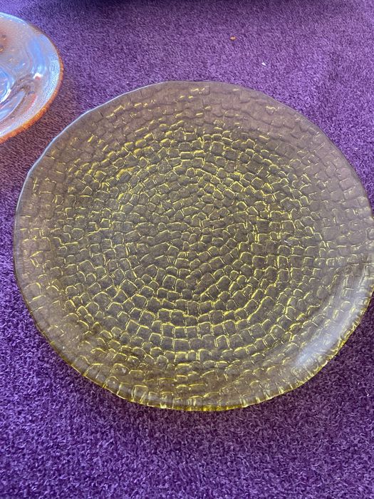 Talerze szklane z miodowego szkła z huty Ząbkowice