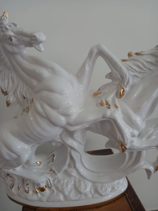 Figurka Porcelanowe Mustangi