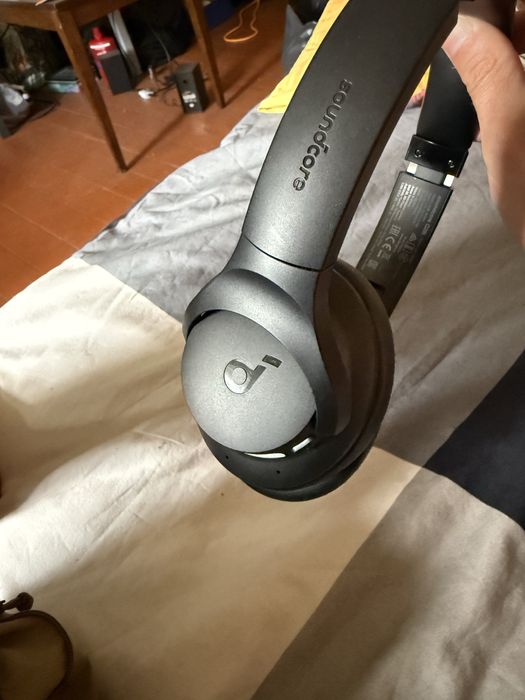 Soundcore Q20i.