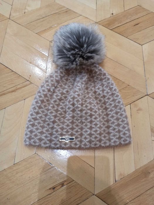 Czapka damska z pomponem