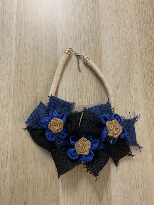 Dois colares em tecido