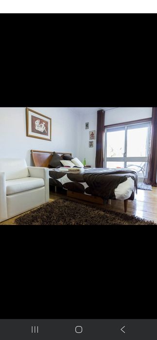 Cama de casal em madeira