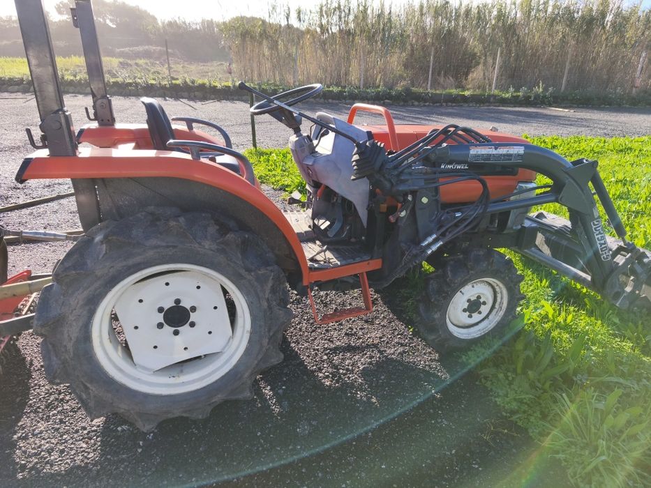 Kubota KL23 com pá carregadora frontal + acessórios