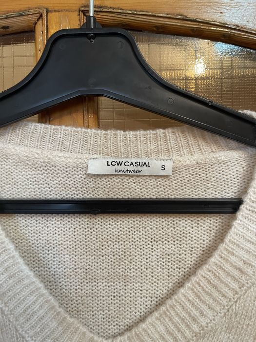 Светр жіночий бежевий