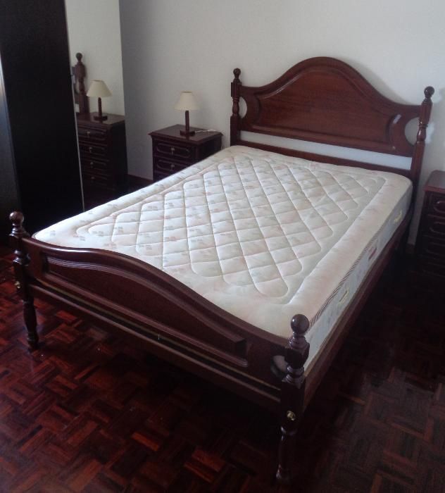 Cama e mesas de cabeceira em mogno