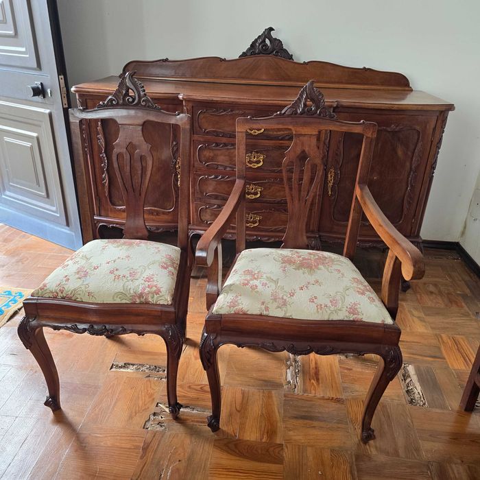 Mobília de sala de jantar antiga em madeira maciça