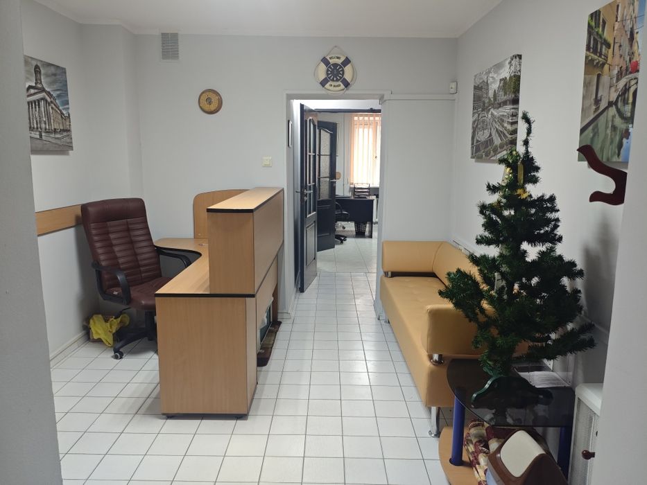 92м2 Окремий вхід з фасаду Метро 500 метрів