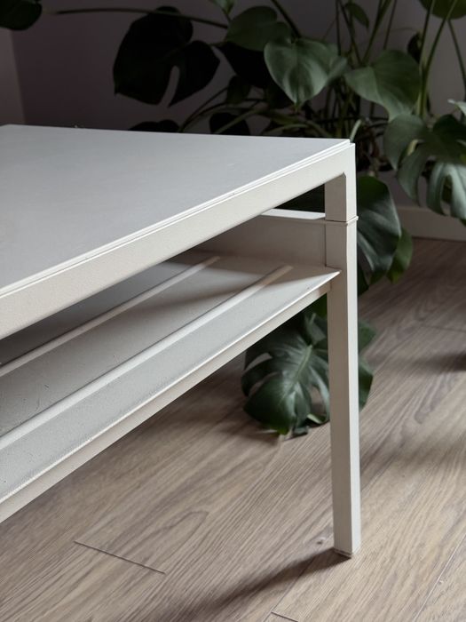 Biały stolik do salony marka Ikea