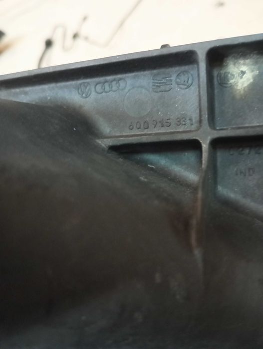 Base / Suporte de Bateria VW Polo / Ibiza / Fabia Original 6Q0915331