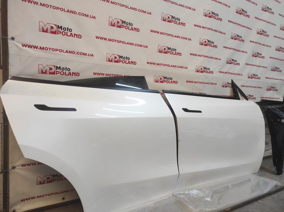 Tesla Model Y двері дверь