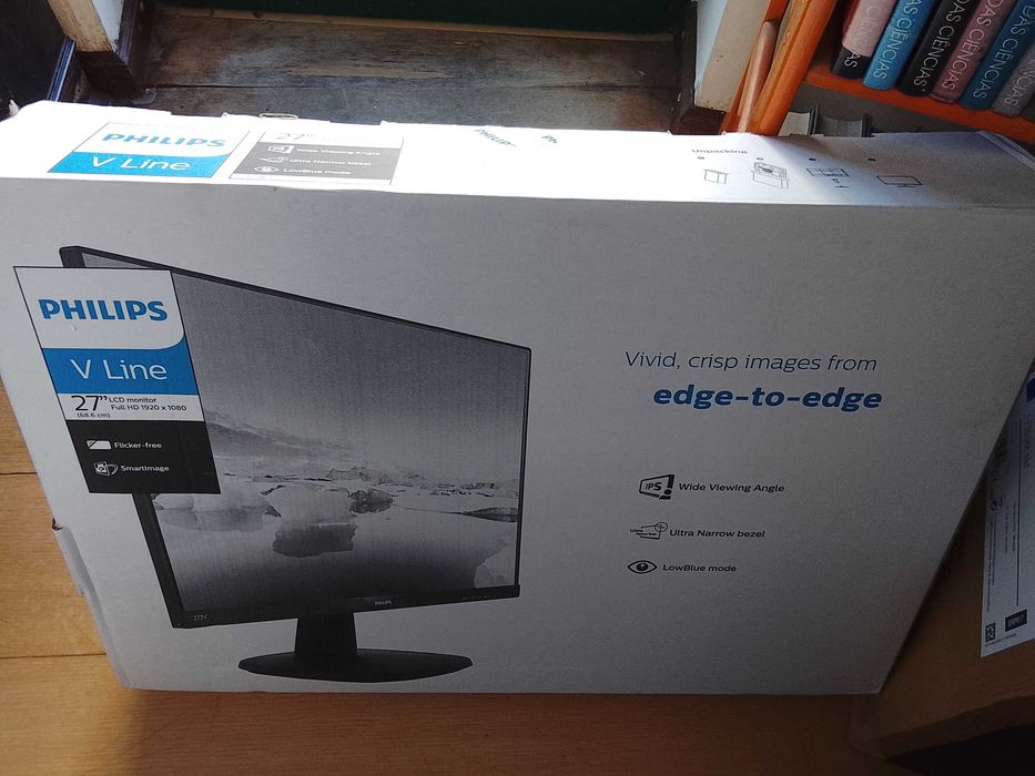 Monitor marca Philips de 27" com teclado a cores marca Mars Gaming e com rato.