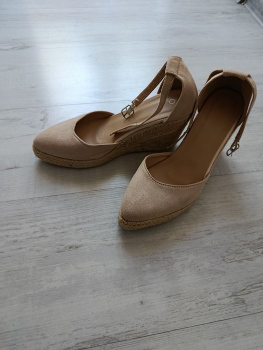Buty na koturnie