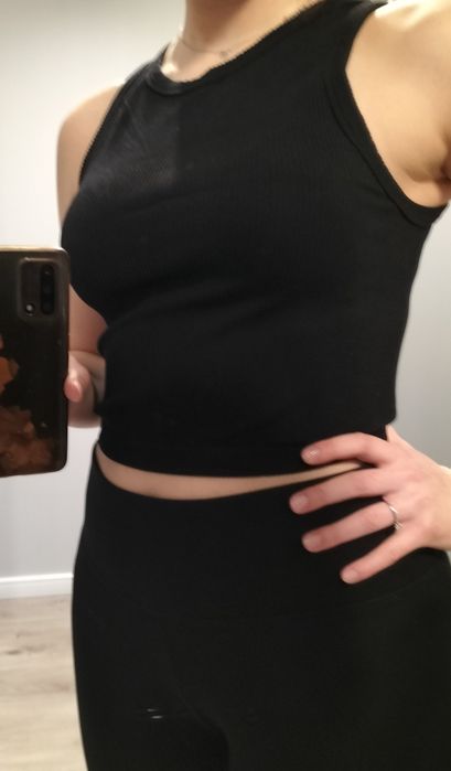 Czarny prążkowany top