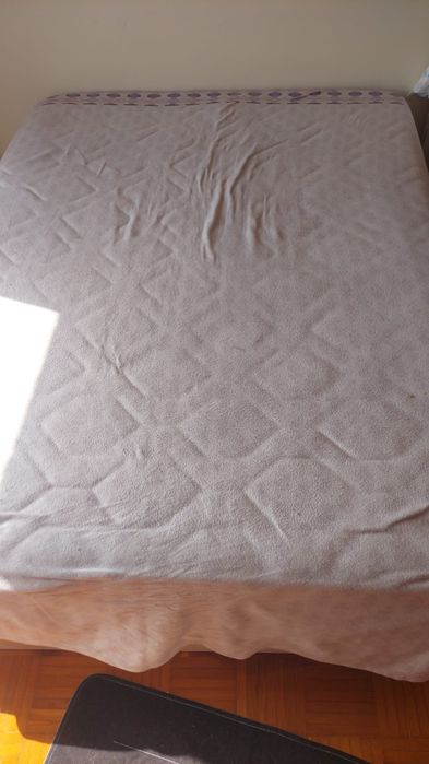 Cama baú de casal( acompanha colchão e 1 mesa de cabeceira)