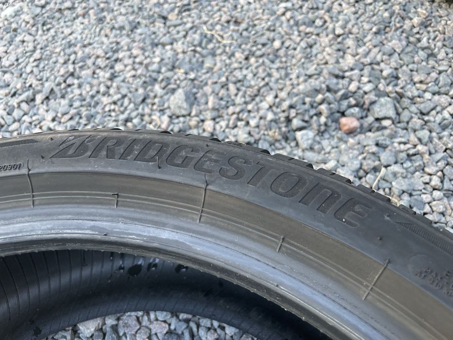 Пара зимових шин Bridgestone 235/40 R19 235*40 19 Blizzak LM005