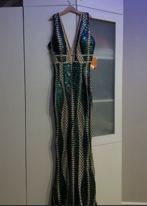 Dluga przylegajaca sukienka