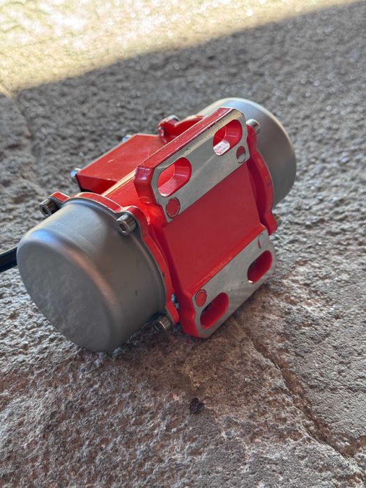 Silnik wibracyjny 12V do podajnika wodoszczelny IP65