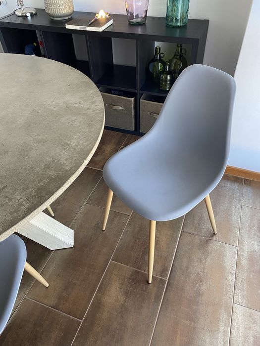 Conjunto mesa redonda e 4 cadeiras**urgente**