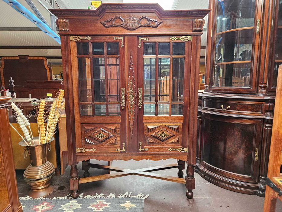 Excelente cristaleira em madeira maciça de estilo Holandês