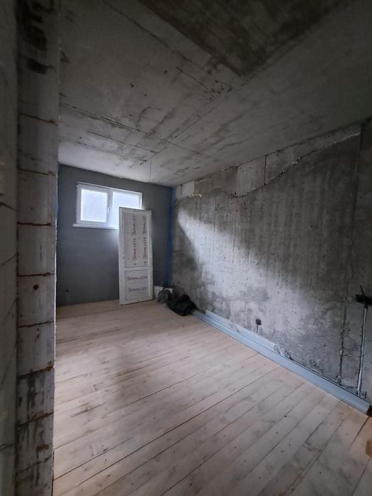 Продам приміщення на 14 квартир + гараж, поруч з метро "Берестейська"