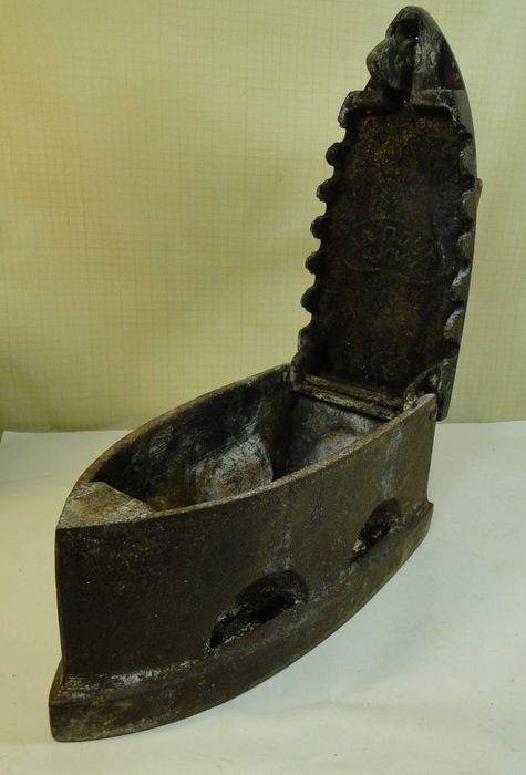 Утюг   чугунный .