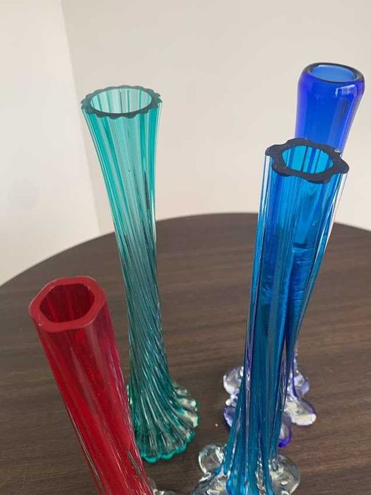Різнокольорові скляні вази в стилі арт деко