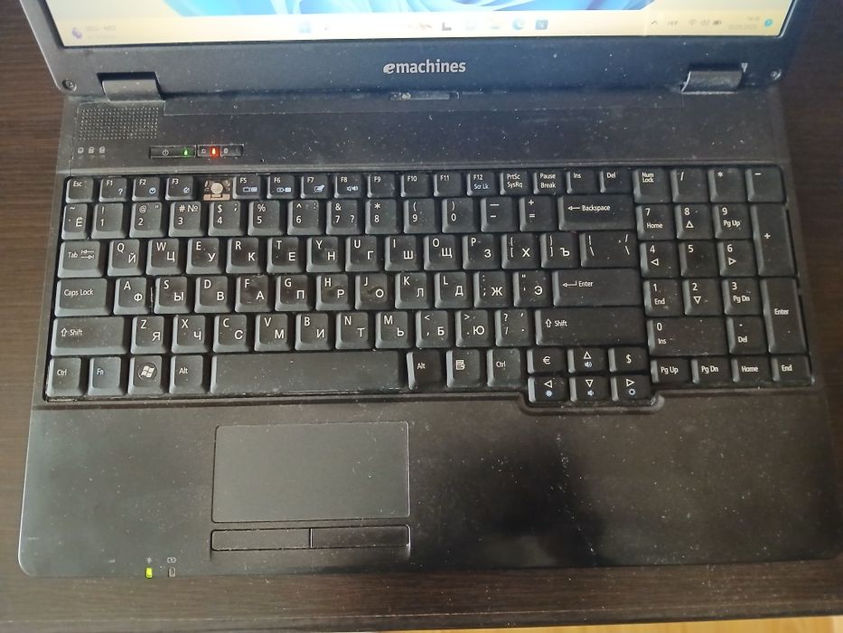 Ноутбук eMachines E528