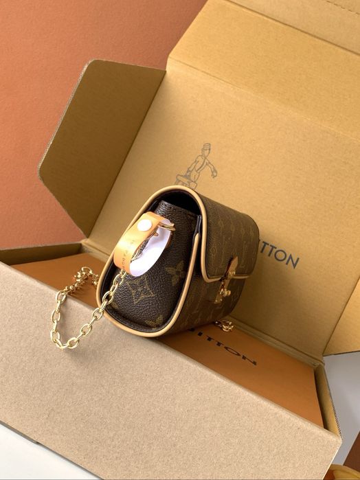 Сумочка в стилі LV