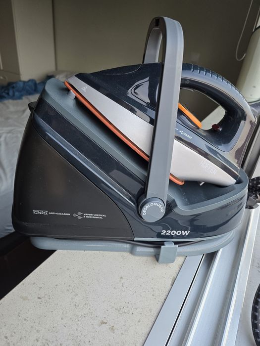 Ferro de engomar com caldeira como Novo.