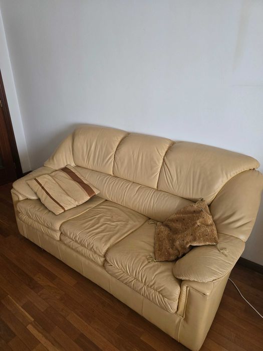 3 Sofás em pele (um de 3 lugares sofá-cama + 2 poltronas) + apoio pés