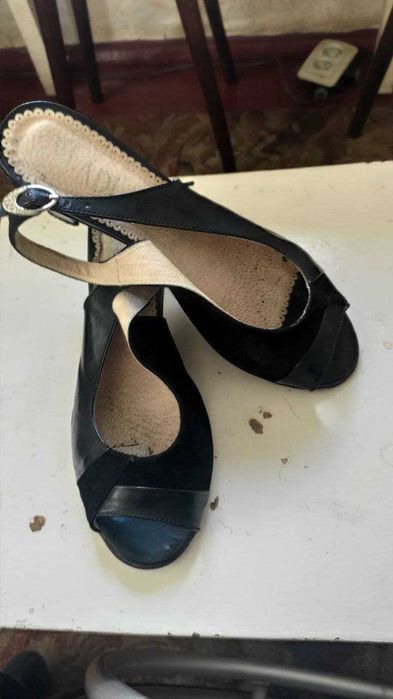 Босоніжки шкіряні