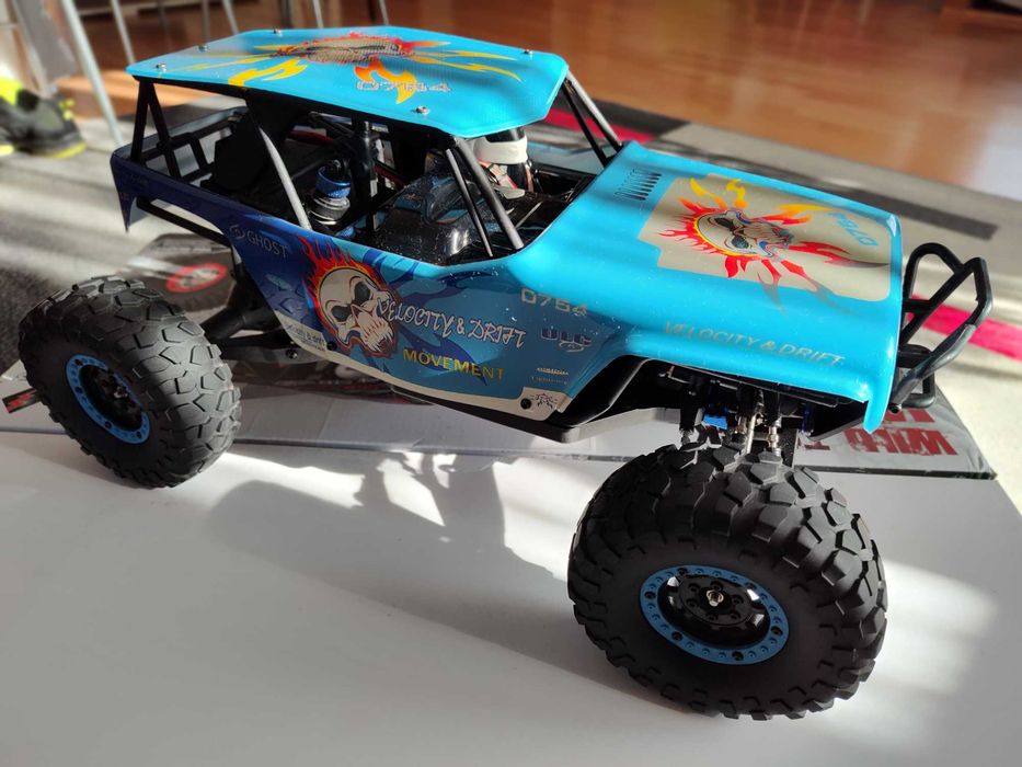 Model rc Wltoys 10428 rock crawler.