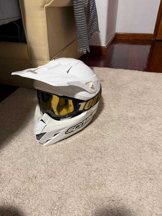 capacete com aparência esportiva