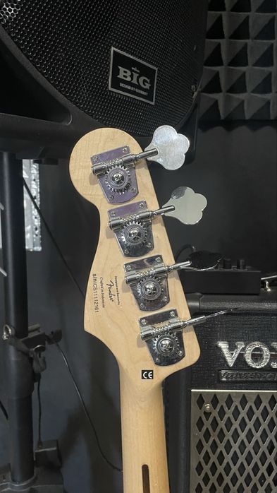 Squier Affinity Jazz Bass Candy Apple Red