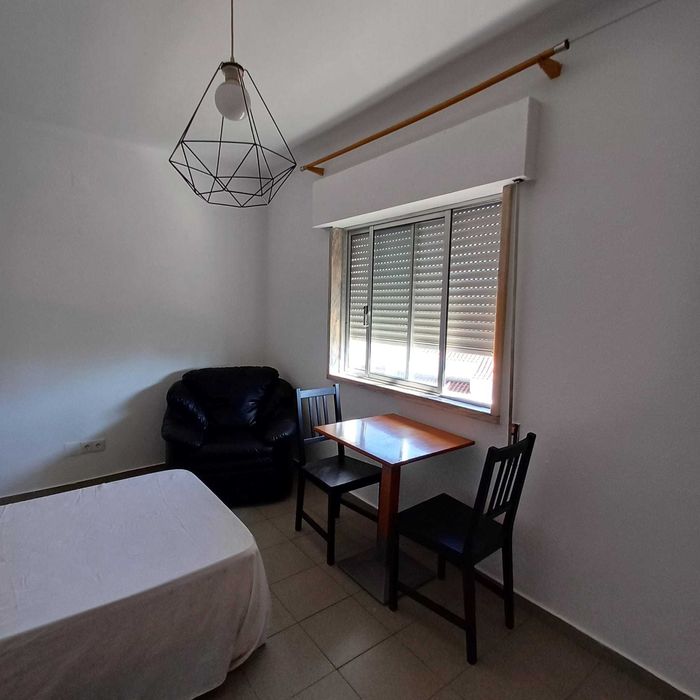 Quarto Suite - Mobilado no Centro do Cartaxo / Casa Banho Privativa - Rua José Ribeiro da Costa