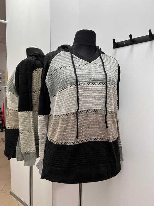 Cienki sweterek z kapturem roz.L